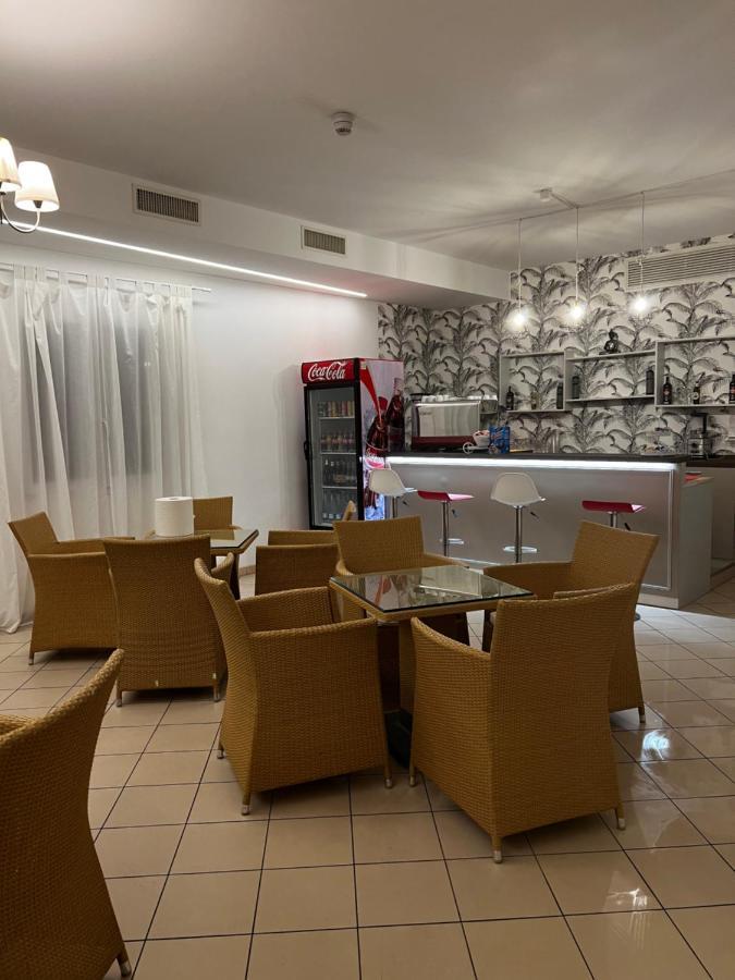 Hotel Trieste Riccione Bagian luar foto