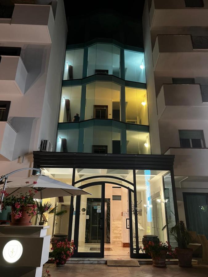 Hotel Trieste Riccione Bagian luar foto