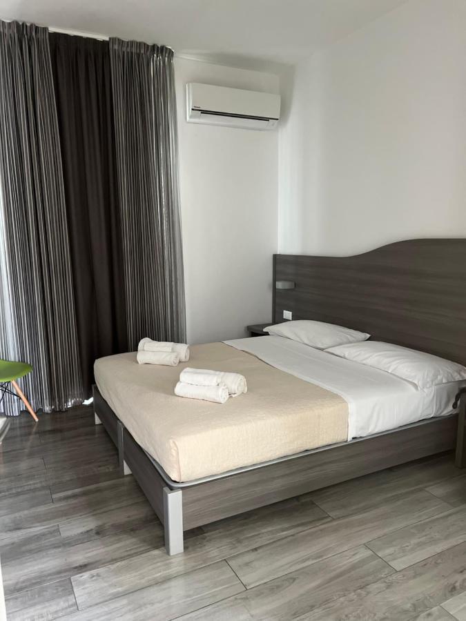 Hotel Trieste Riccione Bagian luar foto