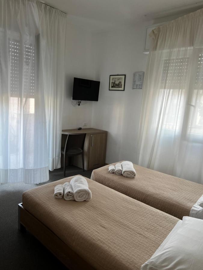 Hotel Trieste Riccione Bagian luar foto