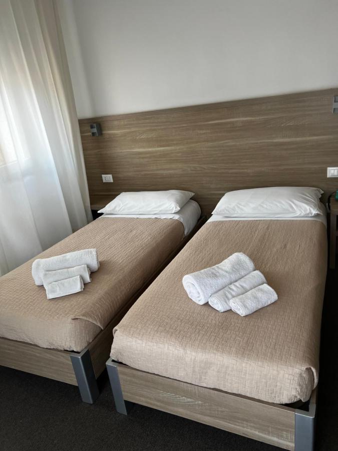 Hotel Trieste Riccione Bagian luar foto