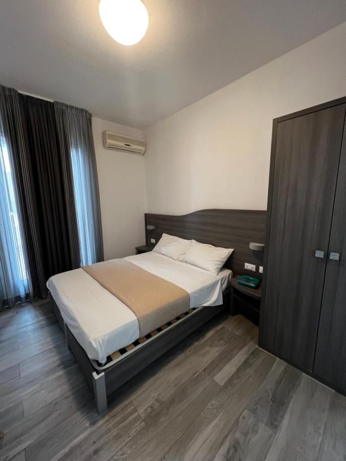 Hotel Trieste Riccione Bagian luar foto